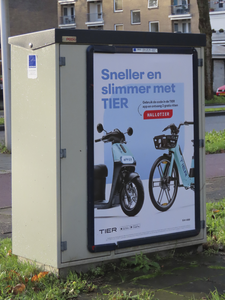 902145 Afbeelding van een affiche met een advertentie voor elektrische deelscooters en deelfietsen van de Duitse firma ...